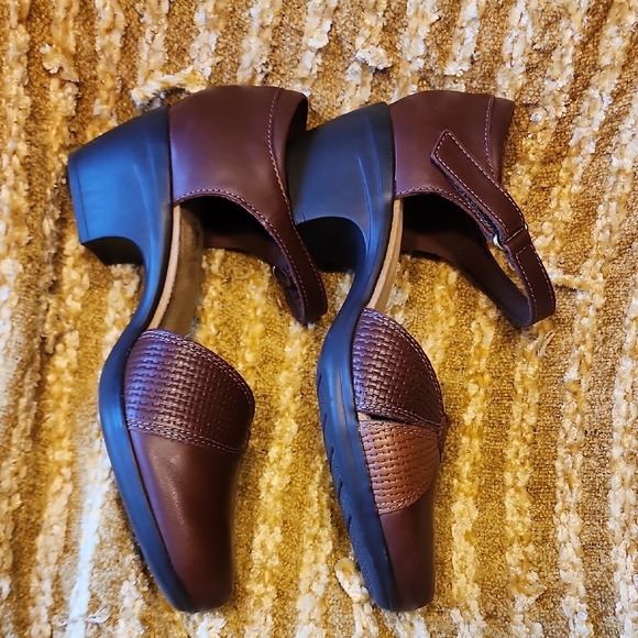 Clarks Dark Brown Ankle Strap Heels - Picture 8 of 11